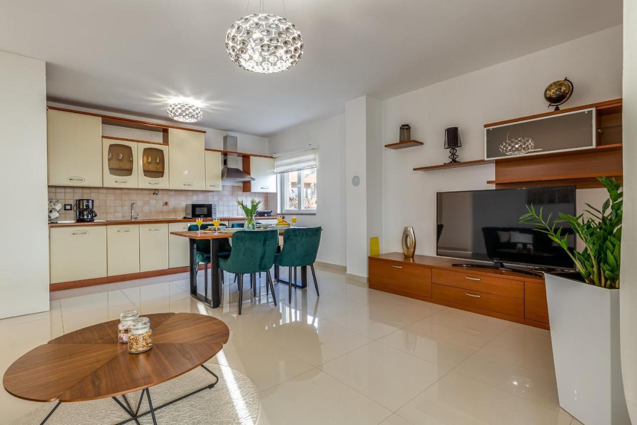 Elegant Two Bedroom Apartment Задар Екстериор снимка